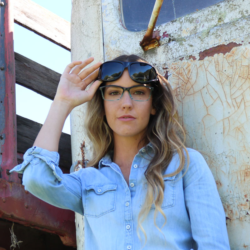 The gray polarized lens is stylish and provides true color definition while providing a sheild for your eyes from solar radiation.